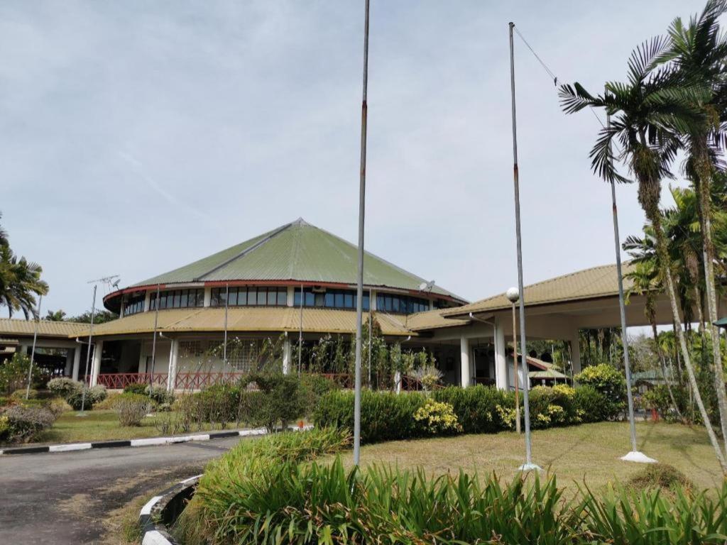 Oyo 89972 Borneo Paradise Beach Hotel Kota Kinabalu Kültér fotó