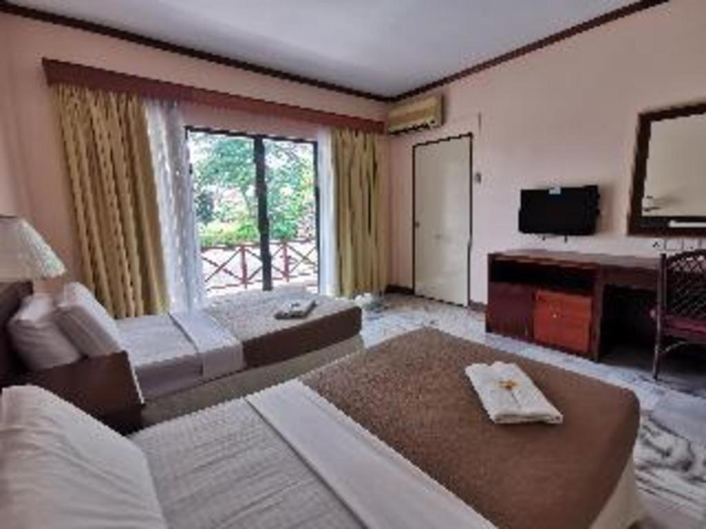 Oyo 89972 Borneo Paradise Beach Hotel Kota Kinabalu Kültér fotó