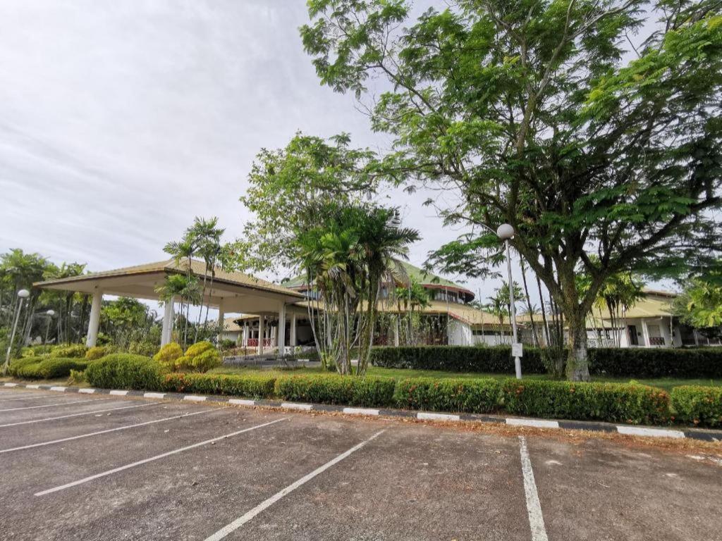 Oyo 89972 Borneo Paradise Beach Hotel Kota Kinabalu Kültér fotó