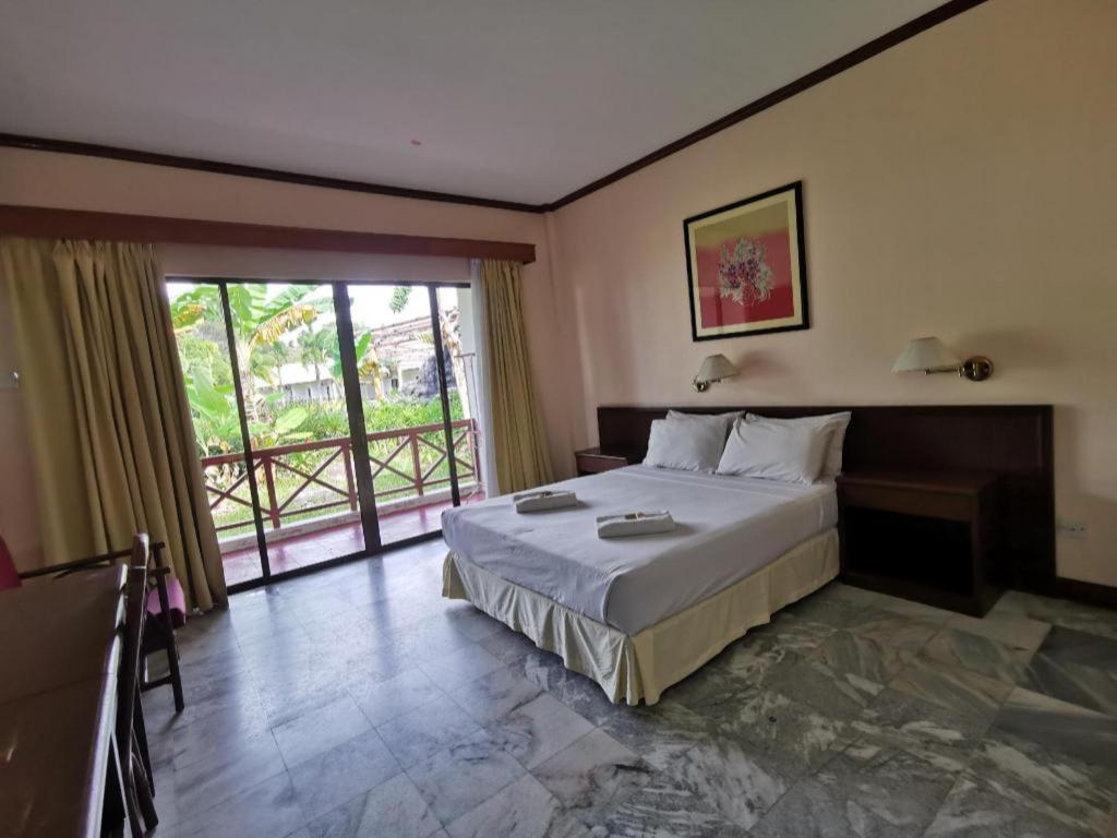 Oyo 89972 Borneo Paradise Beach Hotel Kota Kinabalu Kültér fotó