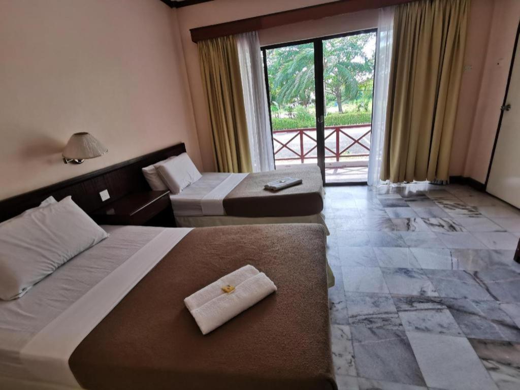 Oyo 89972 Borneo Paradise Beach Hotel Kota Kinabalu Kültér fotó